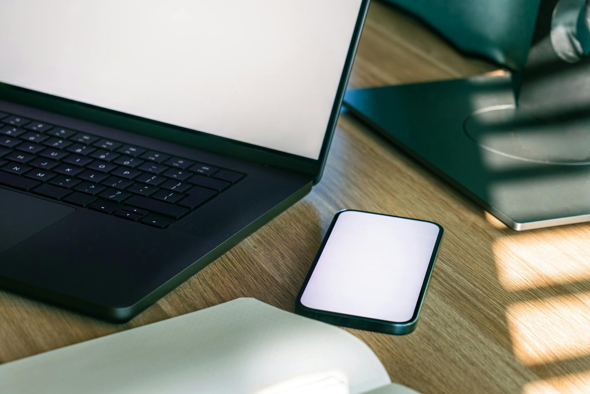 Ein eleganter Schreibtischaufbau mit Laptop und Smartphone, ideal für Technik- und Businessthemen.