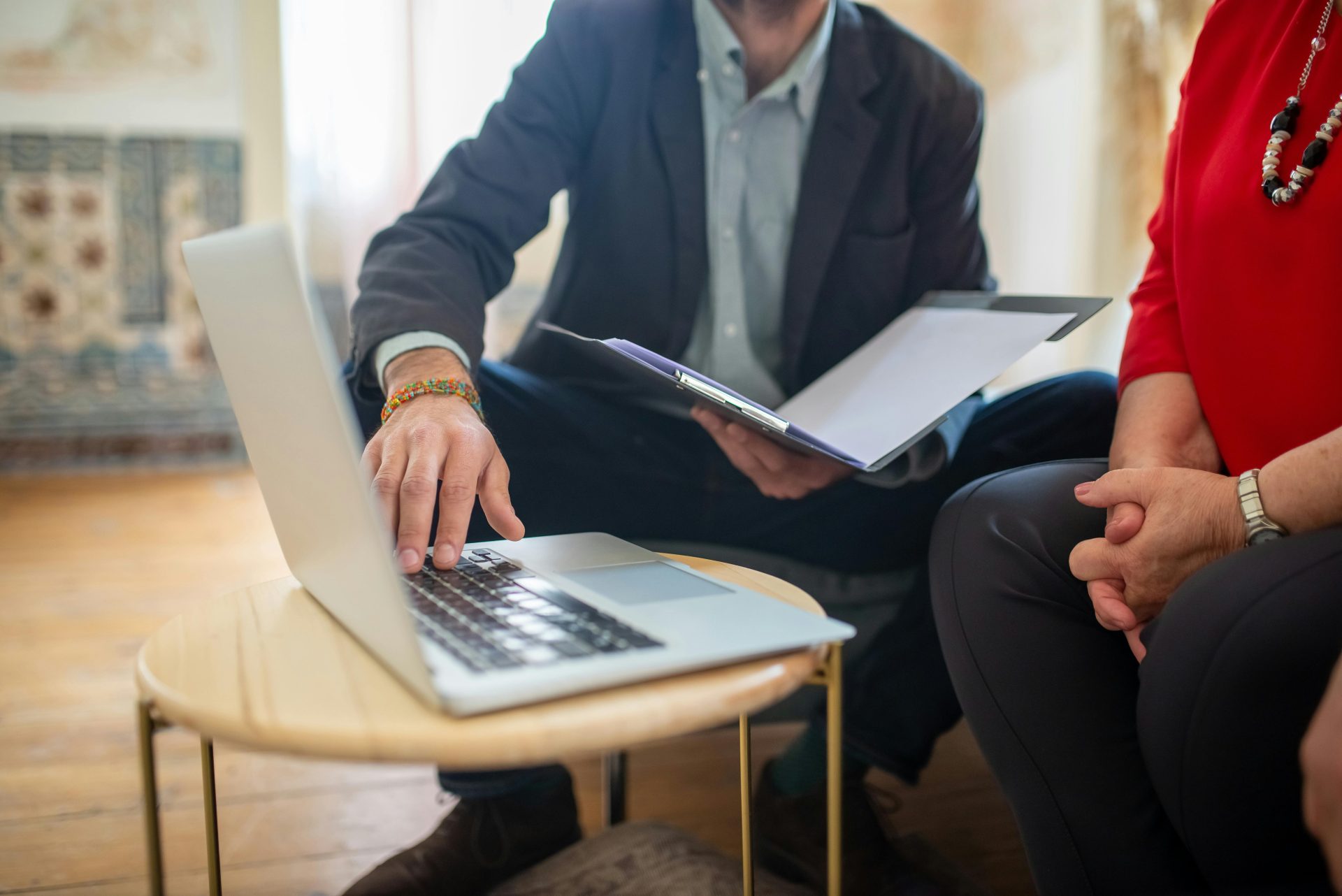 Professionelles Meeting mit Laptop und Dokumenten im Büro.